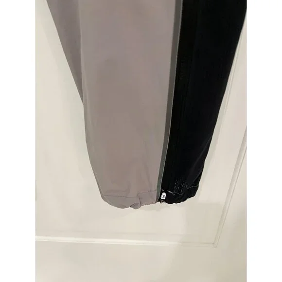 NWOT On Running Women's Run On Clouds Track Pant MEDIUM Zinc & Black